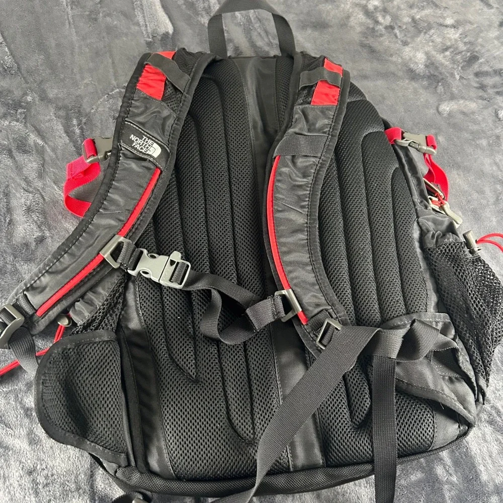The North Face Recon Backpack Unisex OS Black Red Mesh Front Stash Pocket